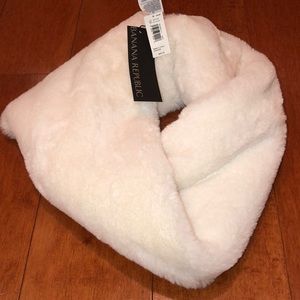 NWT Banana Republic Faux White Fur Scarf